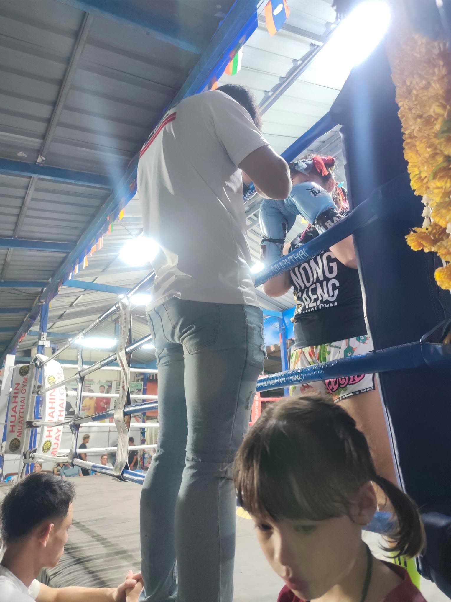 泰拳比賽場邊的教練與選手